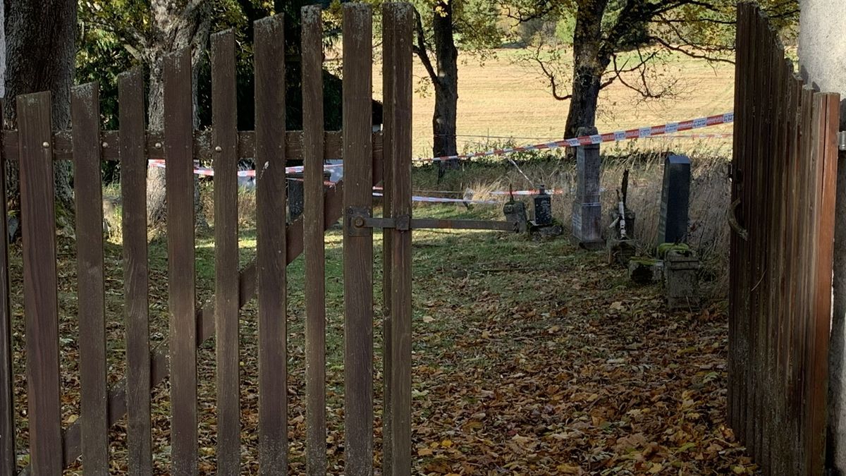 Muže podezřelého z vraždy ženy, jejíž tělo nalezl turista na hřbitově na Českokrumlovsku, našli mrtvého